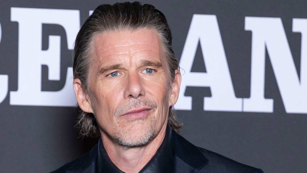 "Je suis sûr qu'il serait beaucoup plus drôle que moi" : Ethan Hawke rend un vibrant hommage à cette légende du cinéma