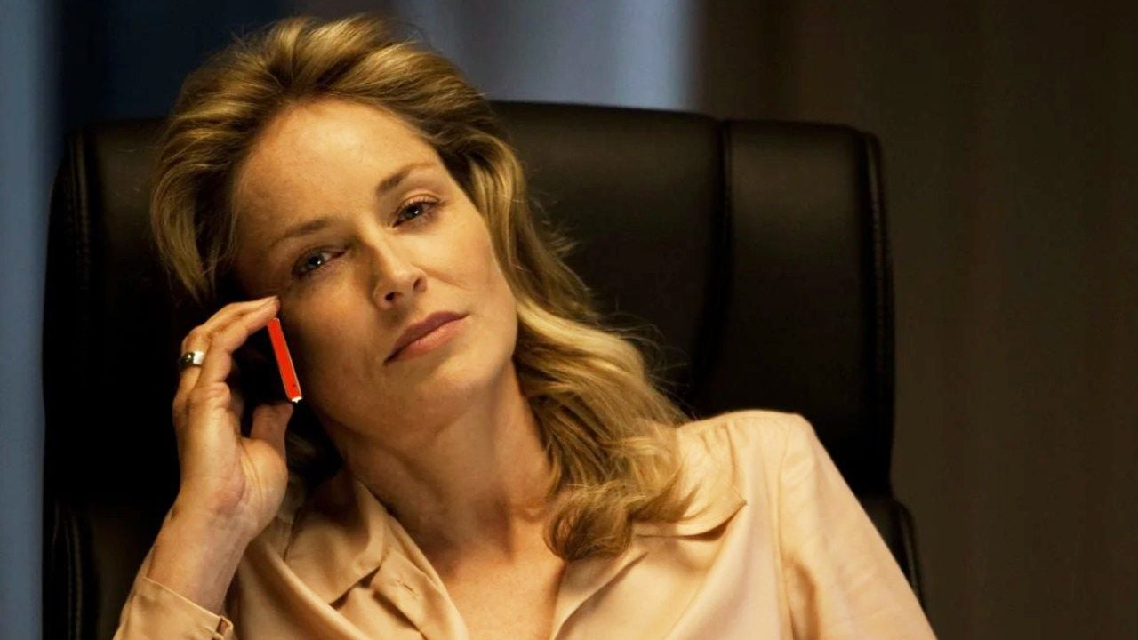 "Je l'aime pour ce qu'elle a d'imparfait" : il y a 15 ans, Sharon Stone s'illustrait dans un film d'action français, et tout le monde l'a oublié !