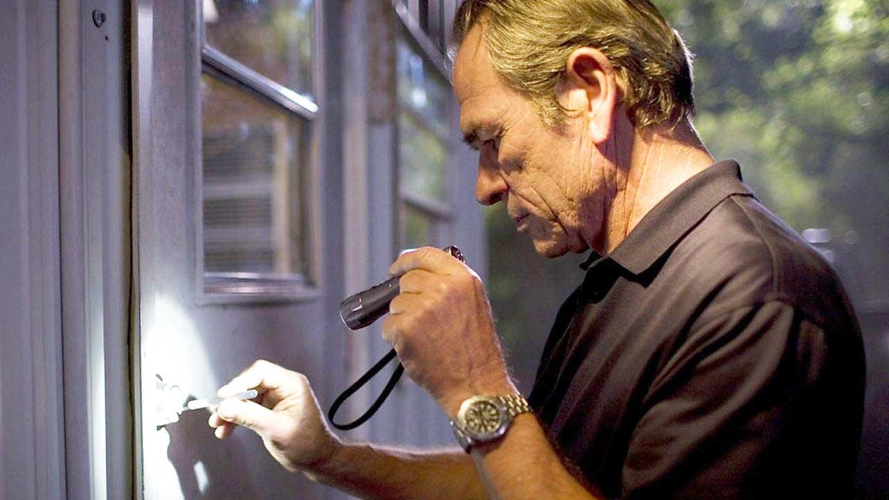 "Si tu insistes, je quitte le film !" : Tommy Lee Jones et Bertrand Tavernier, des relations sous haute tension dans la brume électrique