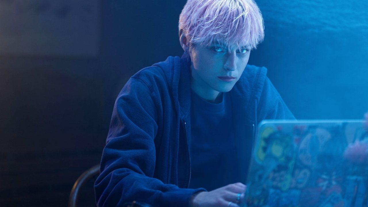 Emma Corrin dans Un meurtre au bout du monde