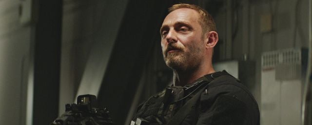 Roland Møller dans “Skyscraper” (2018)
