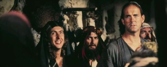 George Harrison (au centre de l'image) dans La Vie de Brian