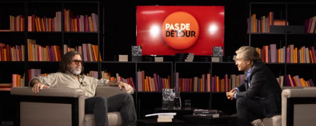 Eric Cantona, et son look à la Big Lebowski, face à Charlie Dupont dans Serial Hunter.