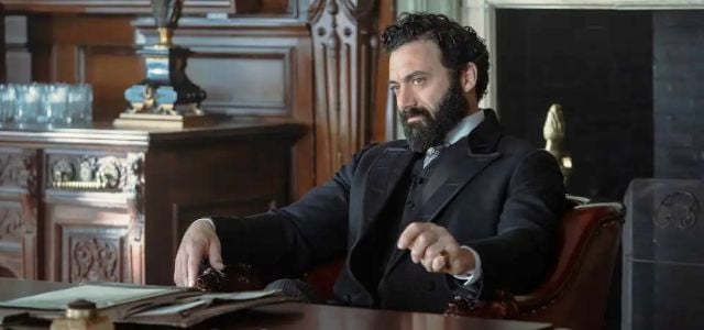 Morgan Spector apparaît actuellement dans la série The Gilded Age