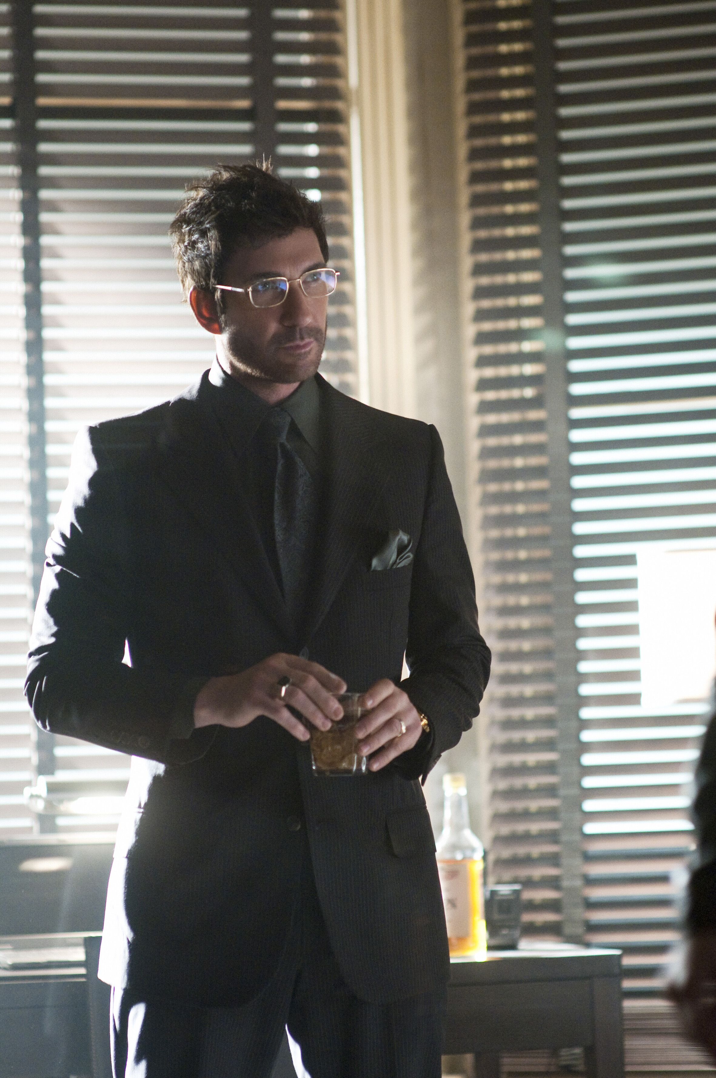 Дилан макдермотт 2022. Под прикрытием 2009. Под прикрытием / dark blue (2009). Под прикрытием / dark blue (2009). Логан маршалл-грин под прикрытием.