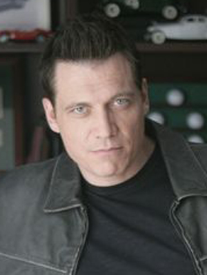 Holt McCallany bio