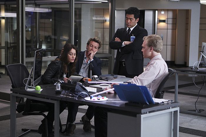 Mentalist Photo Robin Tunney Simon Baker Tim Kang 110 Sur 499 Allociné