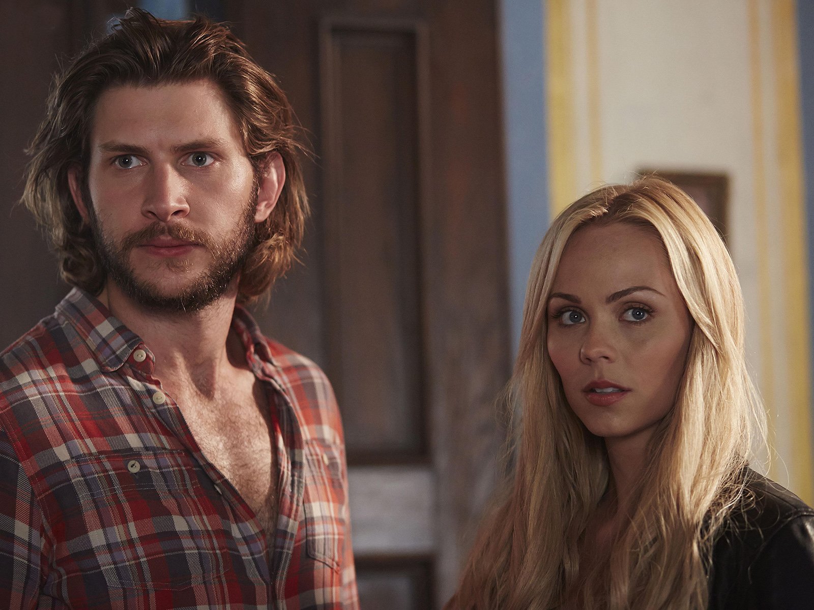 Photo De Greyston Holt Bitten Photo Laura Vandervoort Greyston