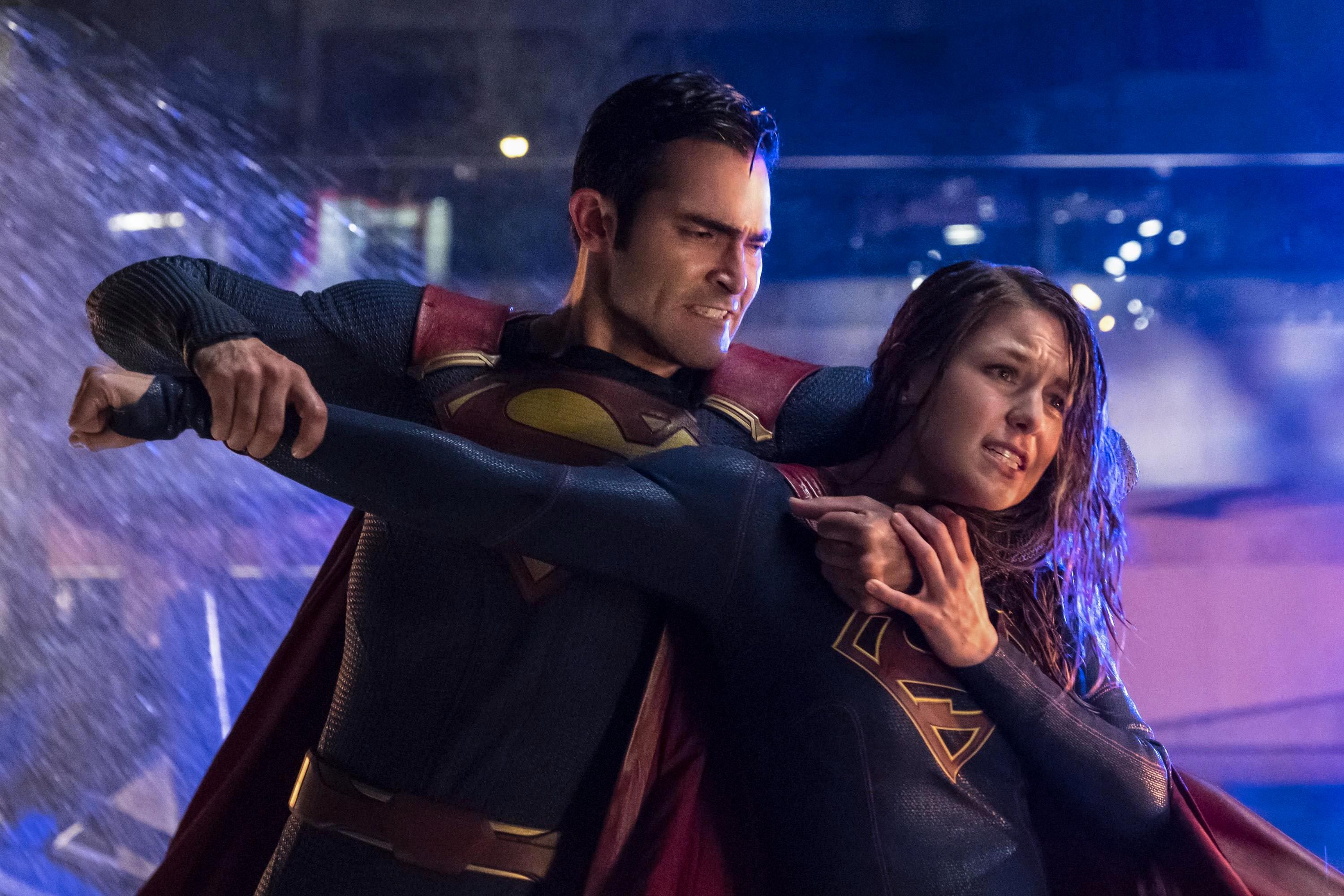 Secret Romance: Supergirl Stars Kissing In Mexico - 1vq8ngo