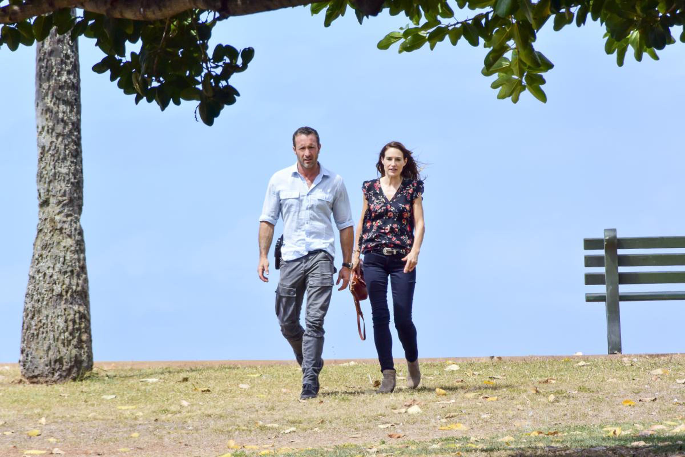 Photo de Alex O'Loughlin - Hawaii Five-0 (2010) : Photo Claire Forlani Photo de Alex O'Loughlin - Hawaii Five-0 (2010) : Photo Claire Forlani