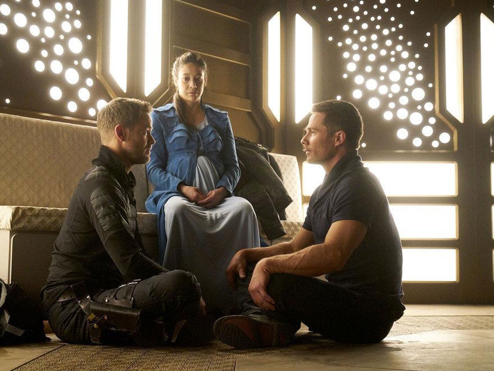 Photo de Mayko Nguyen - Killjoys : Photo Aaron Ashmore, Mayko Nguyen ...