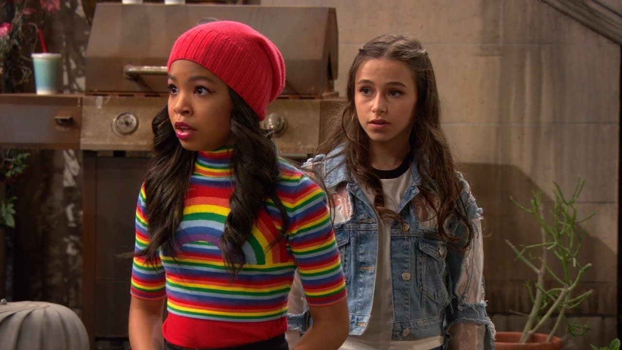 Красивый домик для семьи. She s my home. She s my home. She s my home. Счастливая семья в доме.