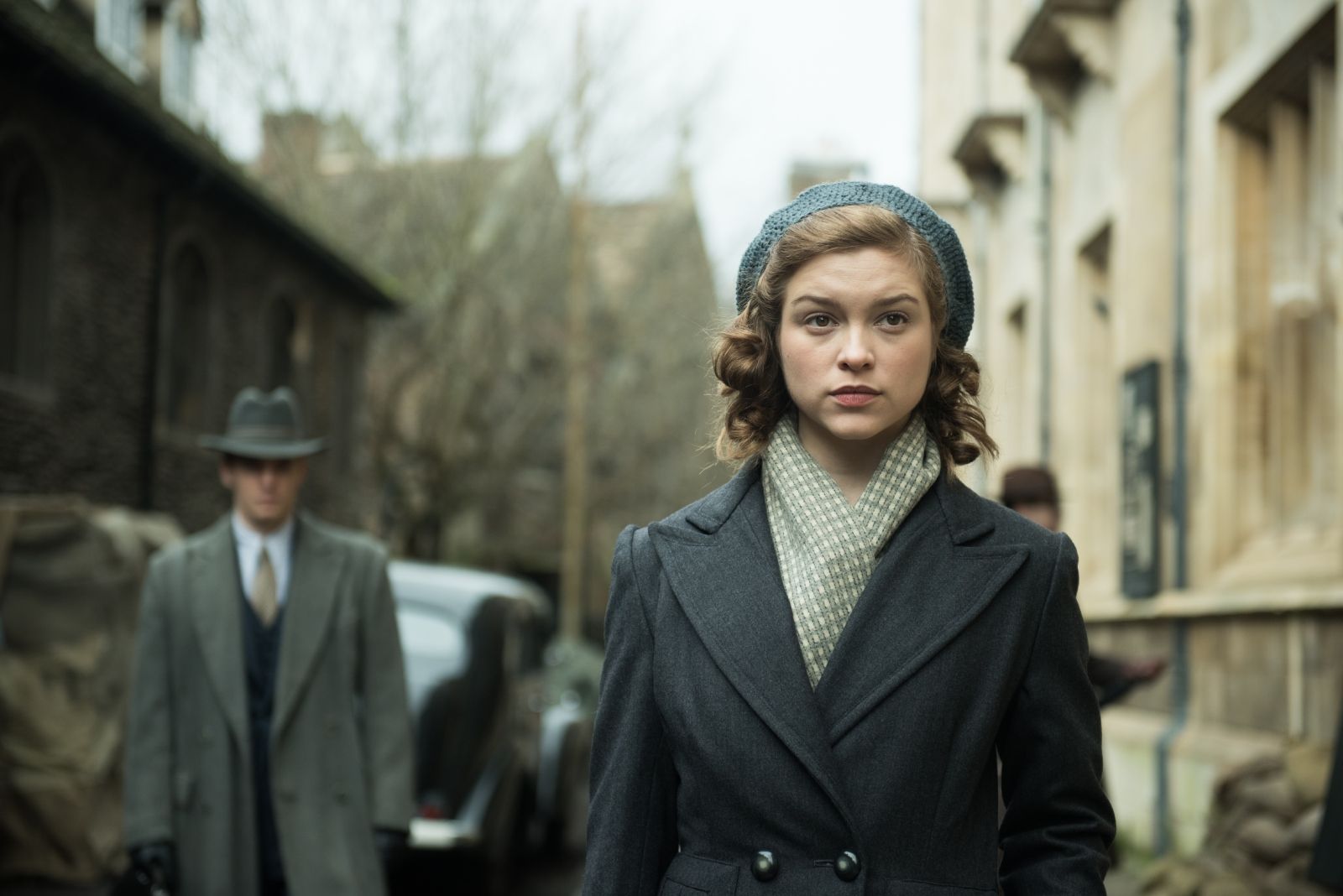 Juste A Cote De Moi Sophie Carquain Photo de Sophie Cookson - Red Joan : Photo Sophie Cookson, Tom Hughes