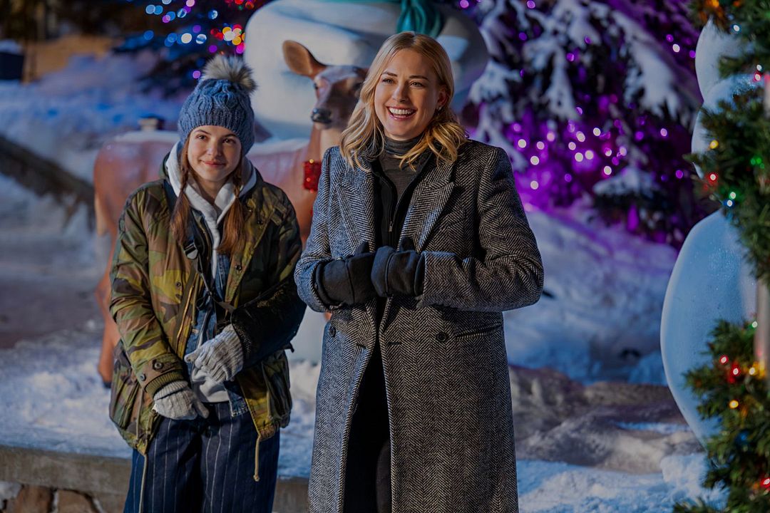 My Secret Santa : Photo Madison MacIsaac, Alexandra Breckenridge