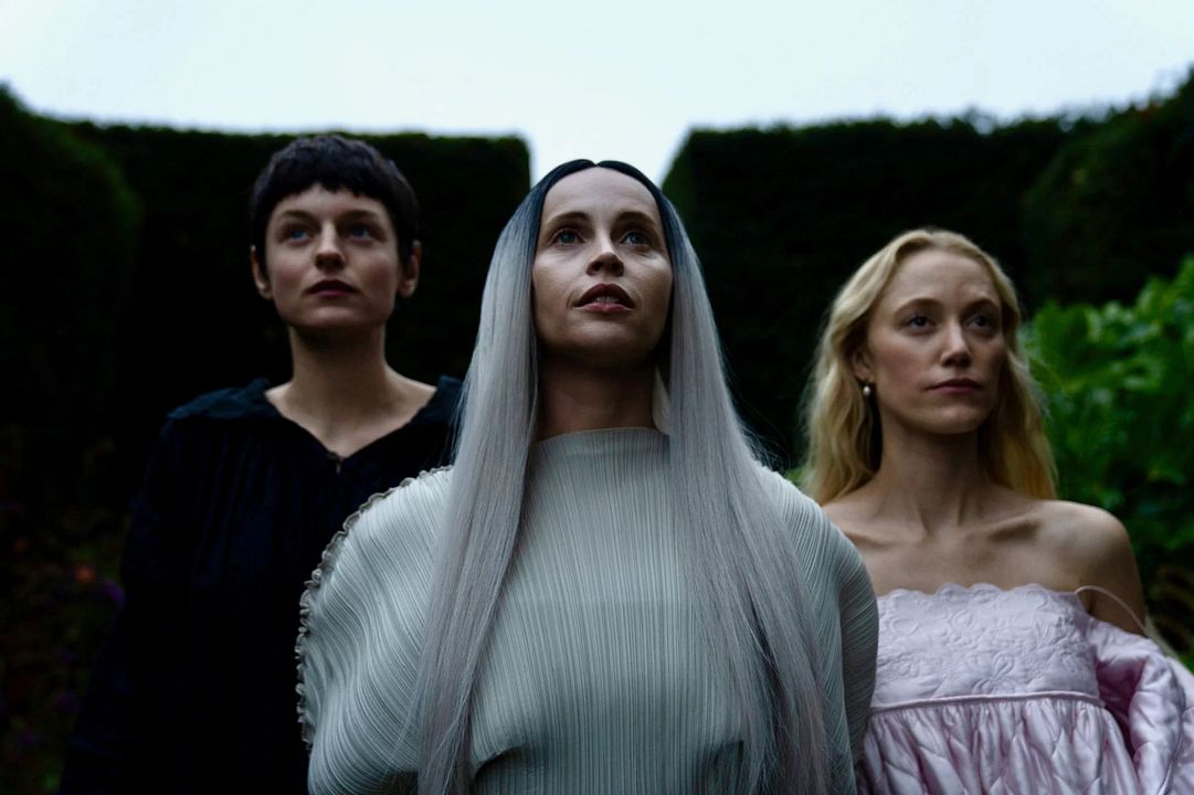 Les 100 nuits de Héro : Photo Felicity Jones, Maika Monroe, Emma Corrin