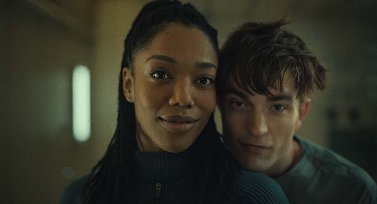 Mickey 17 : Photo Robert Pattinson, Naomi Ackie