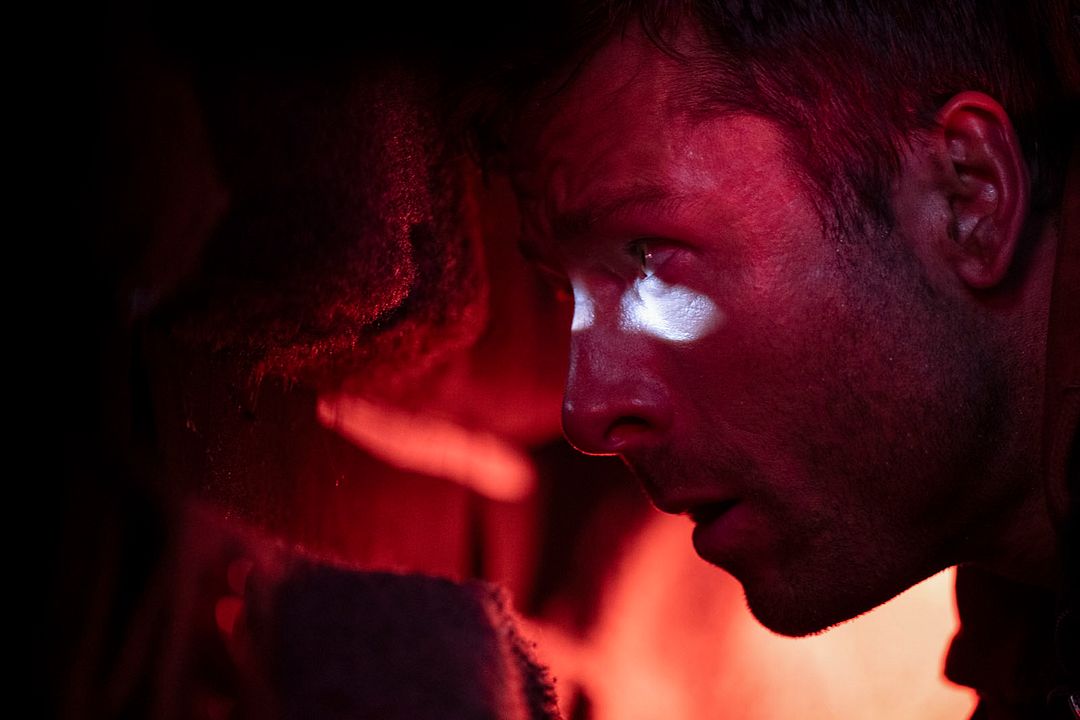 Running Man : Photo Glen Powell