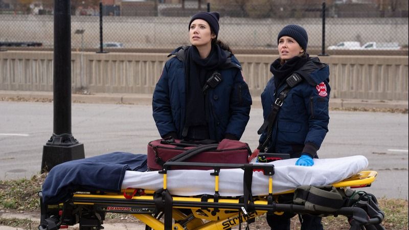 Chicago Fire : Photo Hanako Greensmith, Jocelyn Hudon