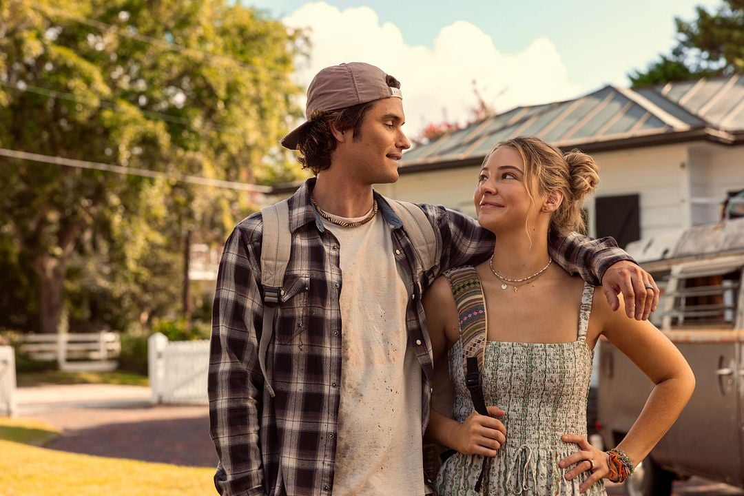 Photo Madelyn Cline, Chase Stokes