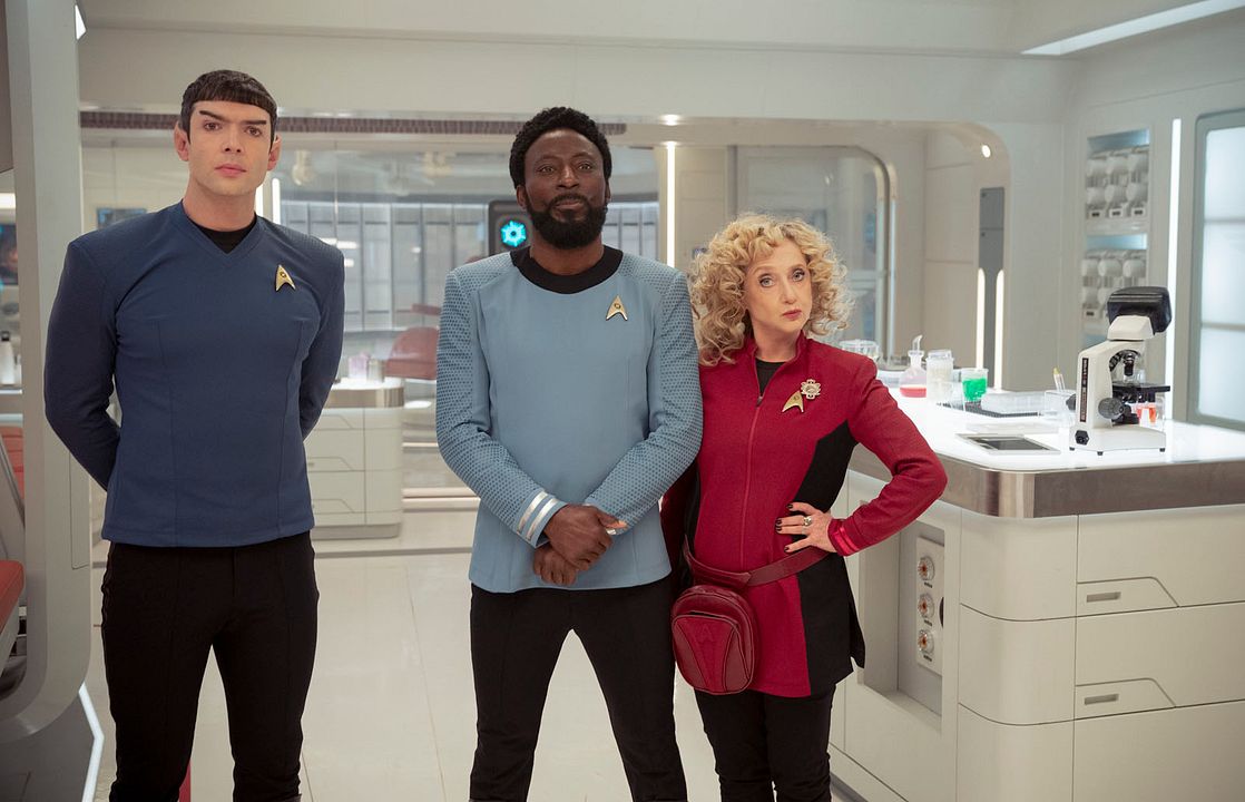 Photo Carol Kane, Ethan Peck, Babs Olusanmokun