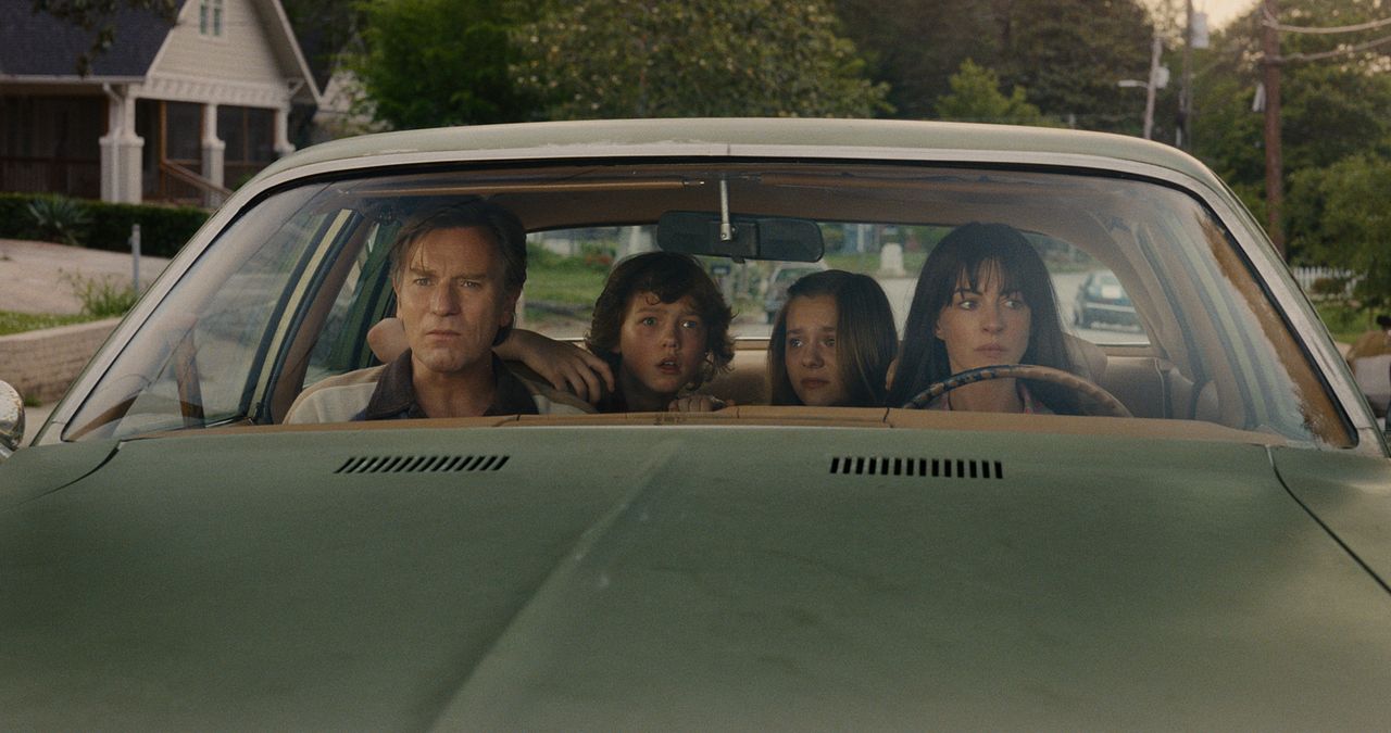 La fin d’Oak Street : Photo Christian Convery, Ewan McGregor, Maisy Stella, Anne Hathaway