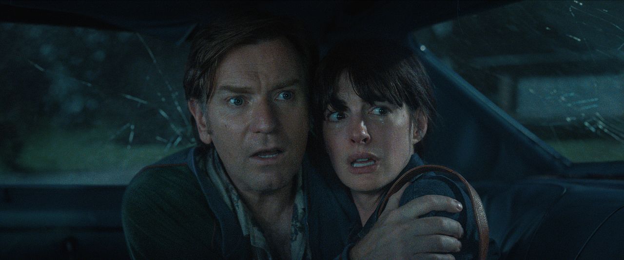 La fin d’Oak Street : Photo Anne Hathaway, Ewan McGregor