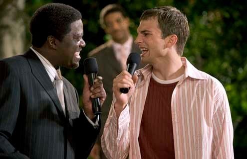 Black/white : Photo Ashton Kutcher, Bernie Mac, Kevin Rodney Sullivan