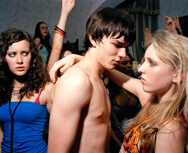 Photo April Pearson, Georgina Moffat, Nicholas Hoult