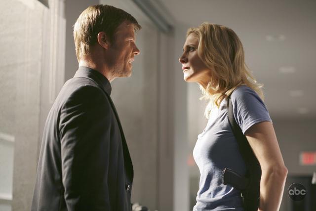 V (2009) : Photo Elizabeth Mitchell, Joel Gretsch