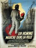 Un Homme marche dans la ville : Affiche