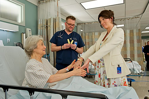 Nurse Jackie : Photo Eve Best, Lynn Cohen, Stephen Wallem