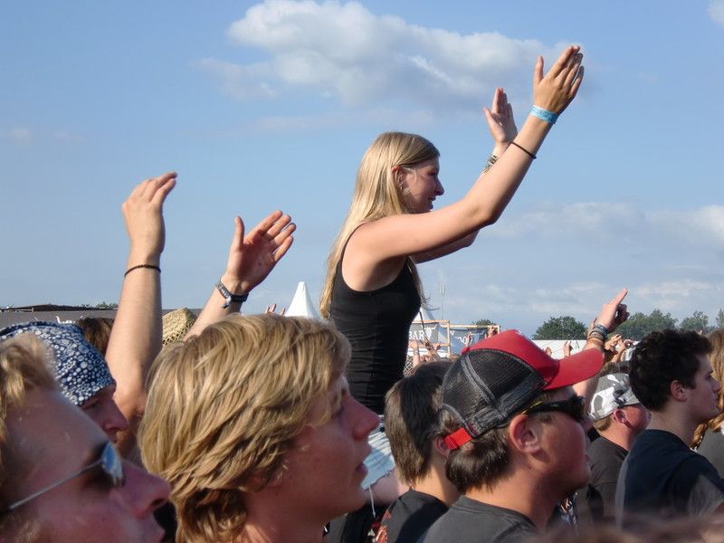 Metaller die auf Brüste starren : Photo