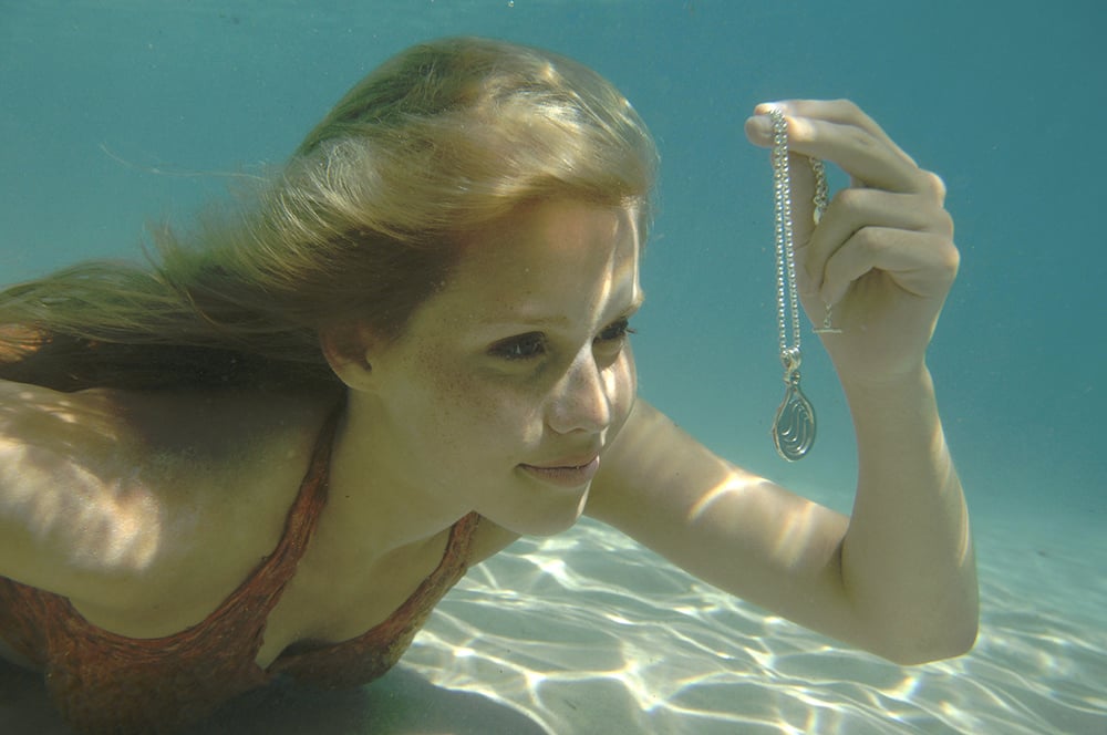 H2O : Photo Claire Holt