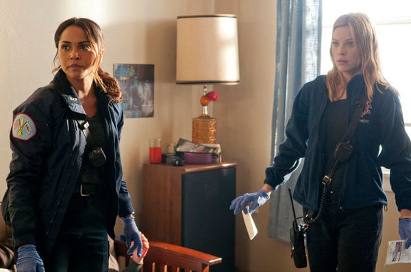 Chicago Fire : Photo Monica Raymund, Lauren German