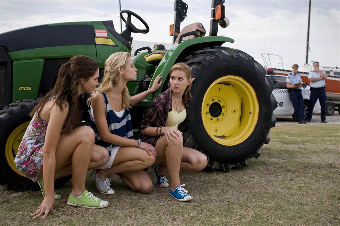 Photo Philippa Coulthard, Jessica Alexandra Green, Lucy Fry