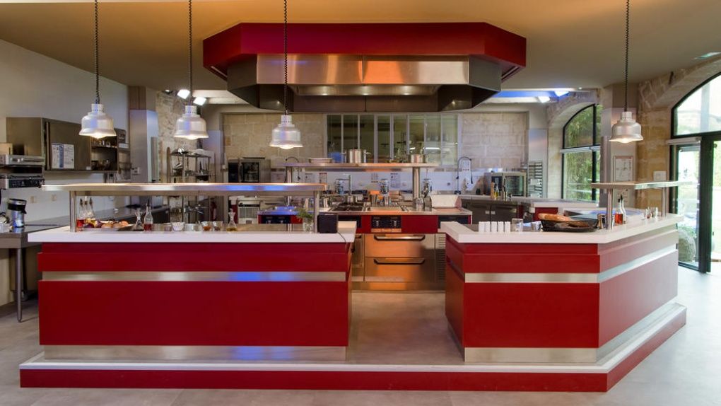 Ici Tout Commence Sur Tf1 Ou Est Tourne Le Spin Off De Demain Nous Appartient Dans Les Coulisses D Ici Tout Commence A Saint Laurent D Aigouze Dans Le Gard Allocine