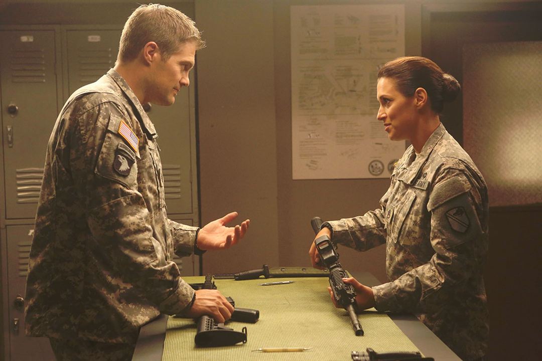 Enlisted : Photo Geoff Stults, Angelique Cabral
