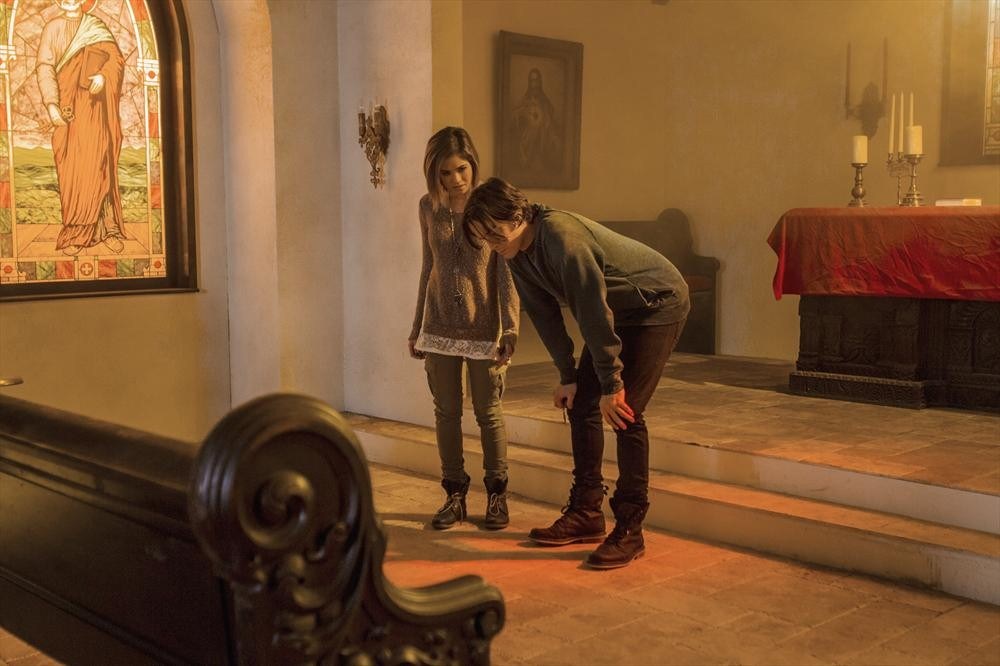 Ravenswood : Photo Tyler Blackburn, Nicole Gale Anderson