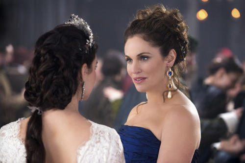 Reign : le destin d'une reine : Photo Amy Brenneman, Adelaide Kane