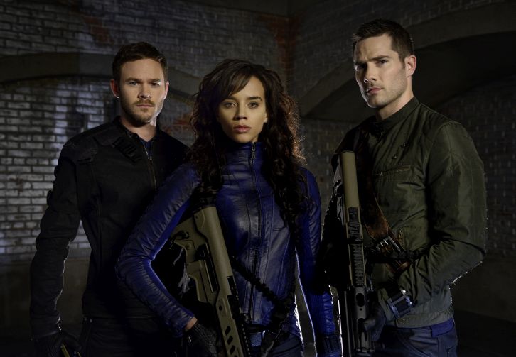 Photo Luke MacFarlane, Aaron Ashmore, Hannah John-Kamen