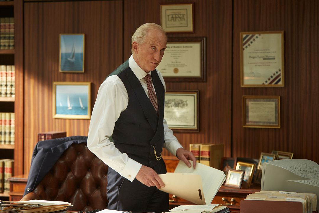 La femme au tableau : Photo Charles Dance