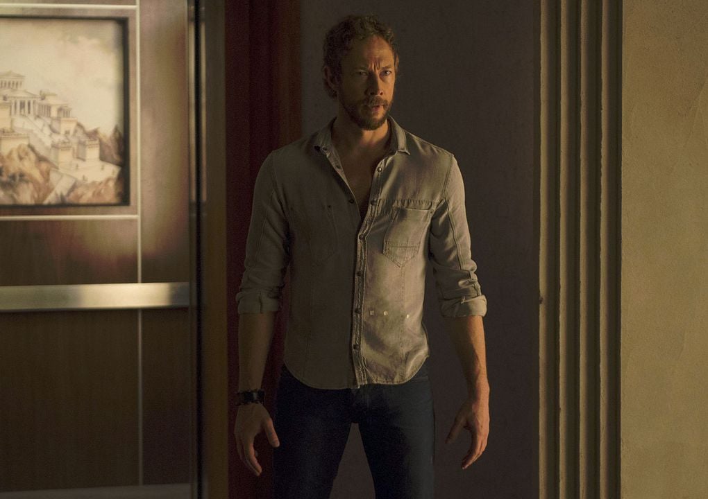 Lost Girl : Photo Kris Holden-Ried