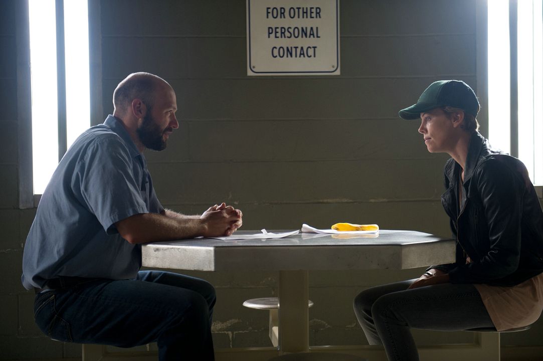 Dark Places : Photo Charlize Theron, Corey Stoll