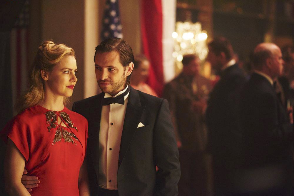 12 Monkeys : Photo Amanda Schull, Aaron Stanford