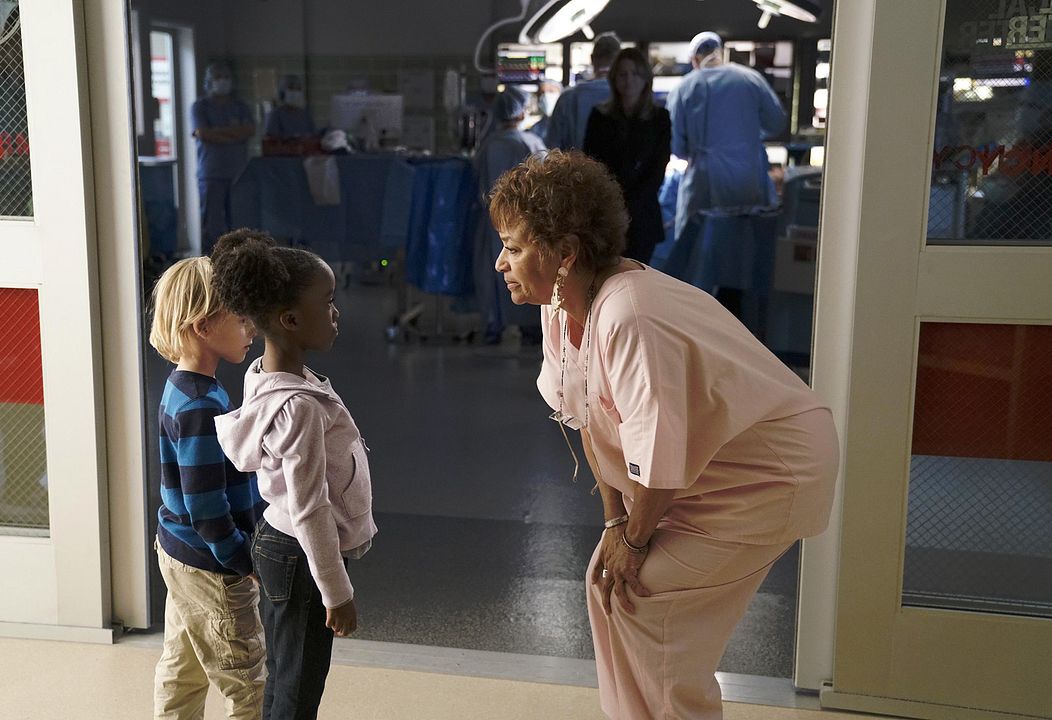 Grey's Anatomy : Photo Debbie Allen, Brody Goodstadt, Aniela Gumbs