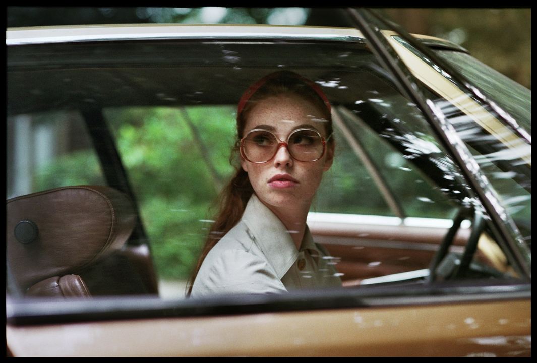 La Dame dans l'auto avec des lunettes et un fusil : Photo Freya Mavor