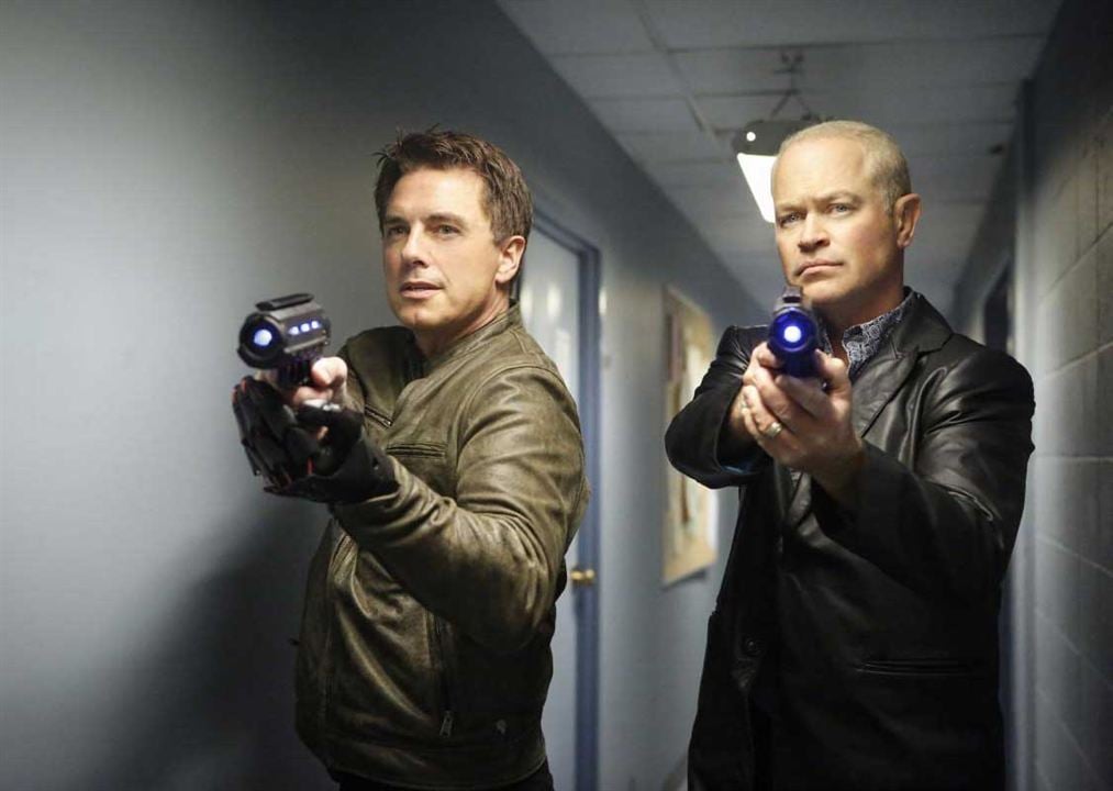 DC's Legends of Tomorrow : Photo John Barrowman, Neal McDonough