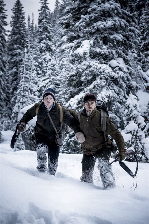 Walking Out : Photo Matt Bomer, Josh Wiggins