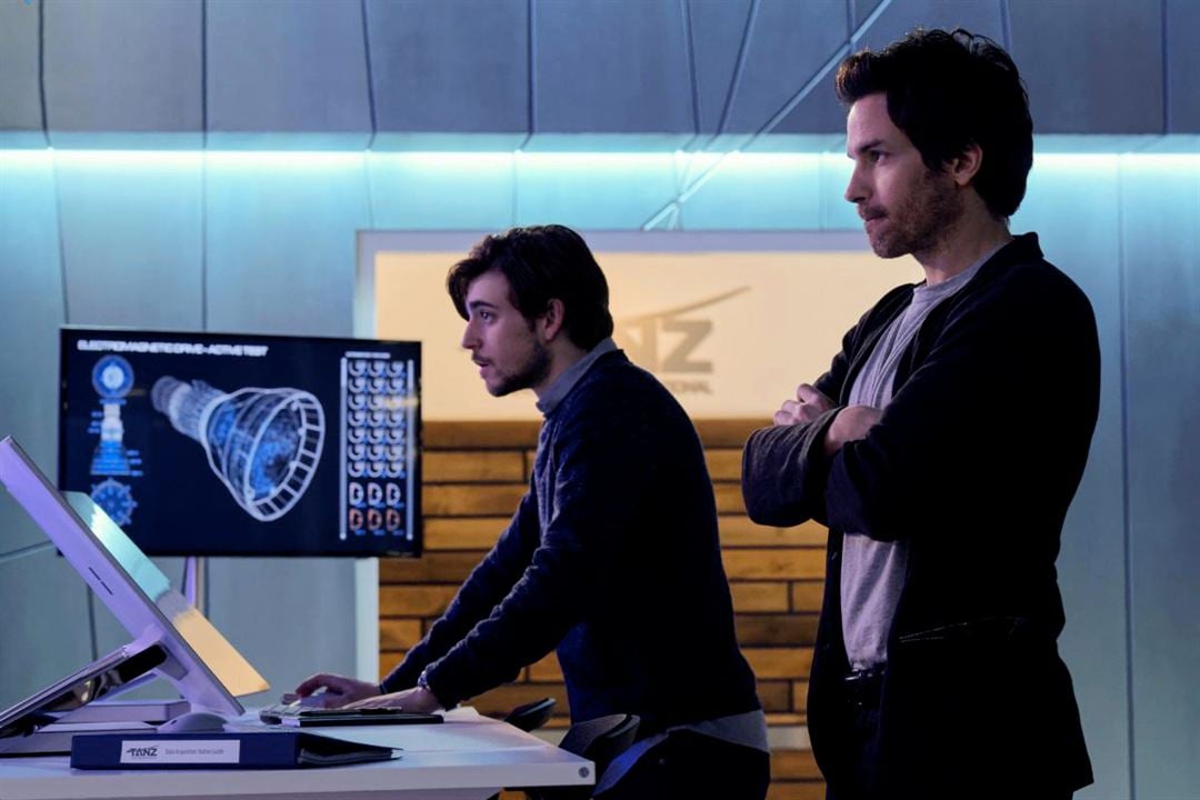 Salvation : Photo Santiago Cabrera, Charlie Rowe