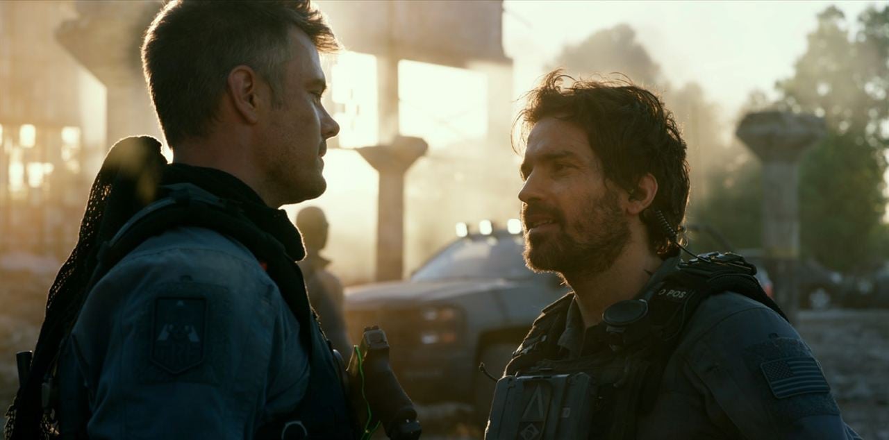 Transformers: The Last Knight : Photo Santiago Cabrera, Josh Duhamel